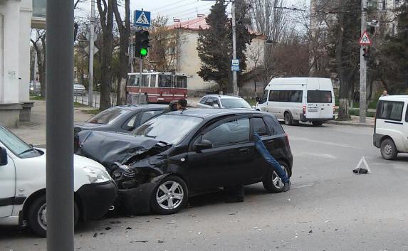 На перекрёстке в Севастополе лоб в лоб столкнулись автомобили (фото)